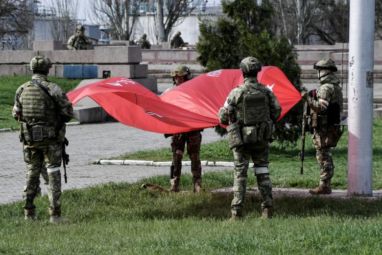 Военнослужащие Росгвардии готовятся поднять копию штурмового флага 150-й ордена Кутузова II степени Идрицкой стрелковой дивизии на Аллее Славы в Херсоне