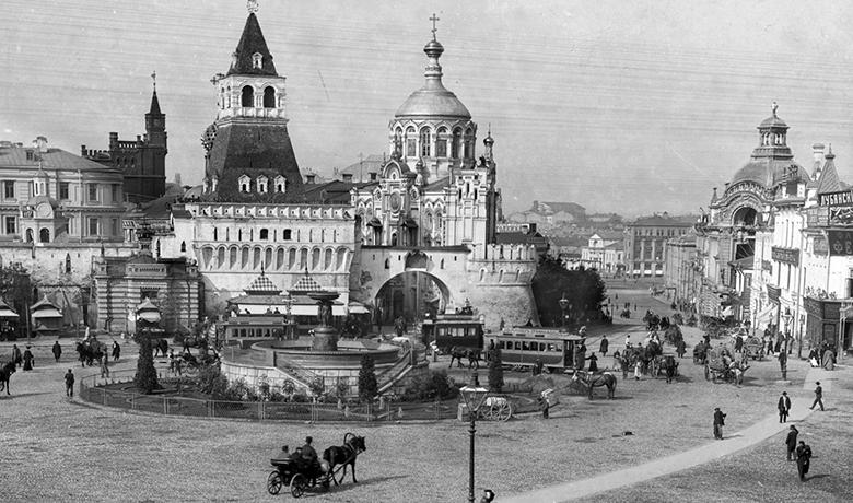 Никольский фонтан на Лубянской площади, начало XX века.