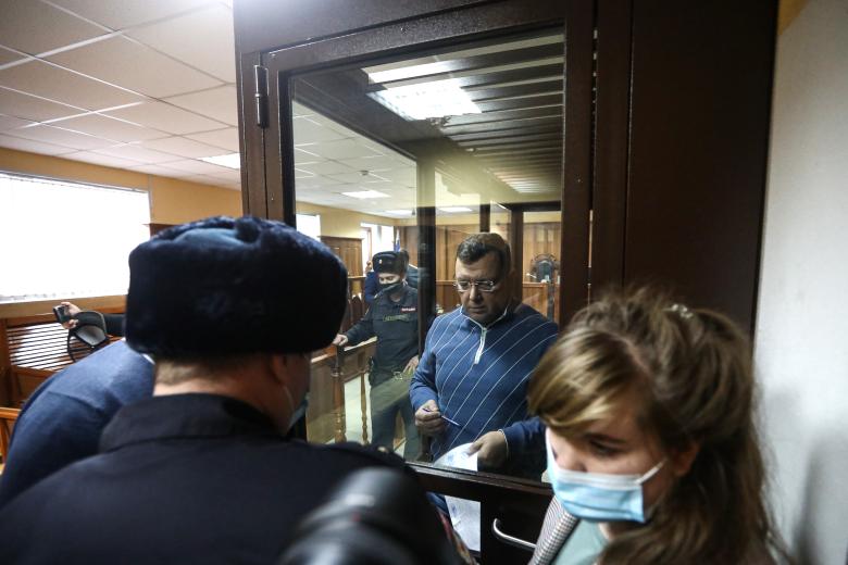 Россия. Кемерово. Директор шахты Листвяжная Сергей Махраков (на втором плане), обвиняемый в нарушении требований промышленной безопасности опасных производственных объектов, повлёкшее по неосторожности смерть двух и более лиц