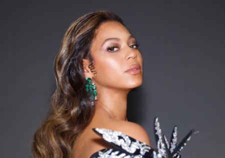 Бейонсе и Jay-Z не встали во время исполнения гимна США