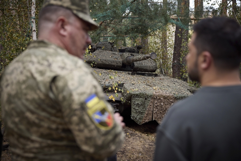 Владимир Зеленский (справа) осматривает немецкий танк Leopard