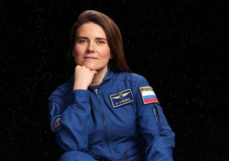 Российская космонавтка Кикина подстригла своего коллегу на МКС
