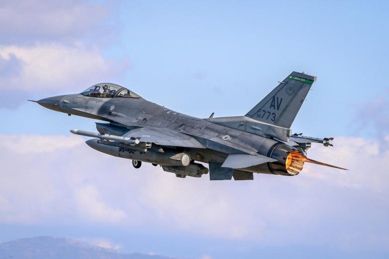  F-16