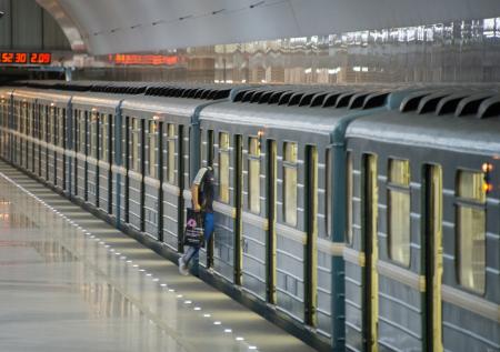 Москвича-экстремала наказали за поездку на крыше вагона метро