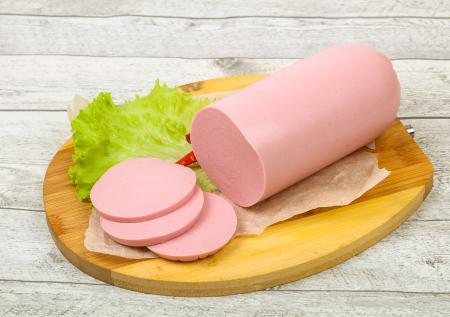 Вкусный и полезный завтрак — колбаса из курицы с желатином в бутылке