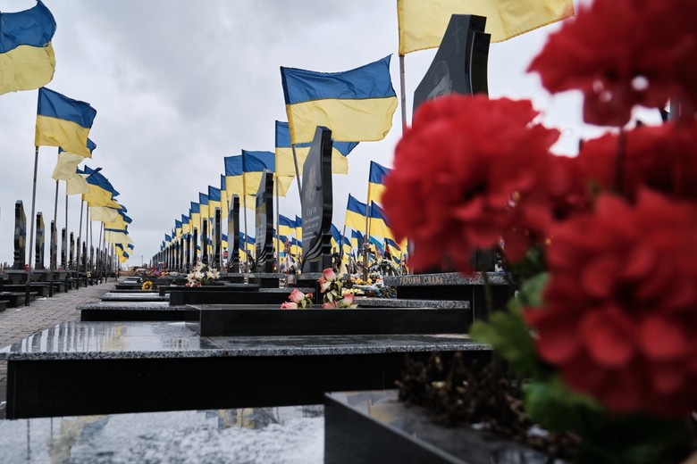 Украина. Городское кладбище. Могилы украинских воинов