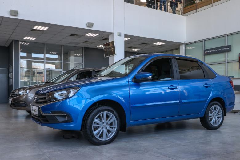 Автомобиль Lada Granta в автосалоне дилерского центра Lada в Москве
