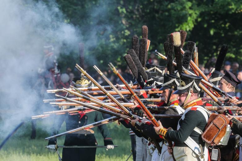 Участники реконструкции сражения под Малоярославцем в 1812 году в рамках исторического фестиваля «Времена и эпохи»