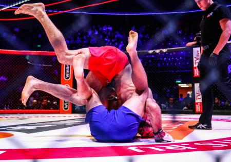 Горячие сражения Fight Nights Global. Смоляков бит иранцем. Фото