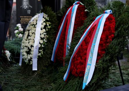 Путин отправил венок на могилу поэта Добронравова