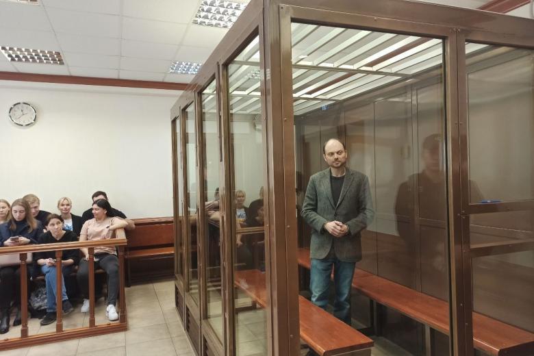 Оппозиционер и журналист Владимир Кара-Мурза в Московском городском суде при оглашение приговора