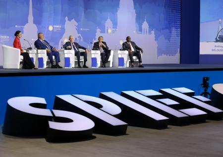Отказ от доллара и новая приватизация: о чем спорили во второй день ПМЭФ