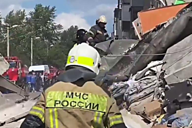 Сотрудники МЧС разбирают завалы на месте взрыва газа в жилом пятиэтажном доме на улице Сибирской в Нижнем Тагиле