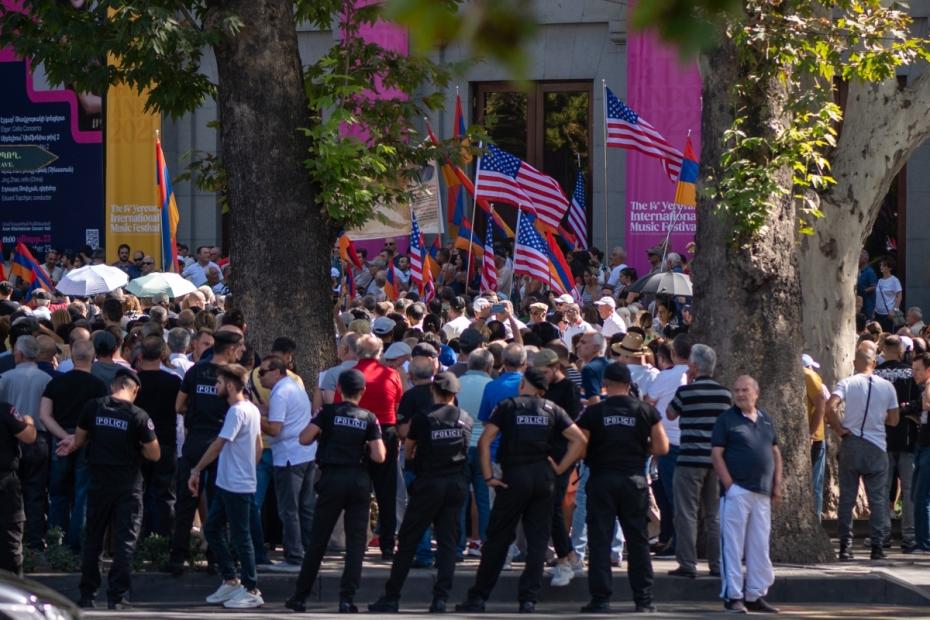 Участники акции протеста у здания Театра оперы и балета имени А.А. Спендиаряна в Ереване. Митингующие требуют выхода Армении из ОДКБ