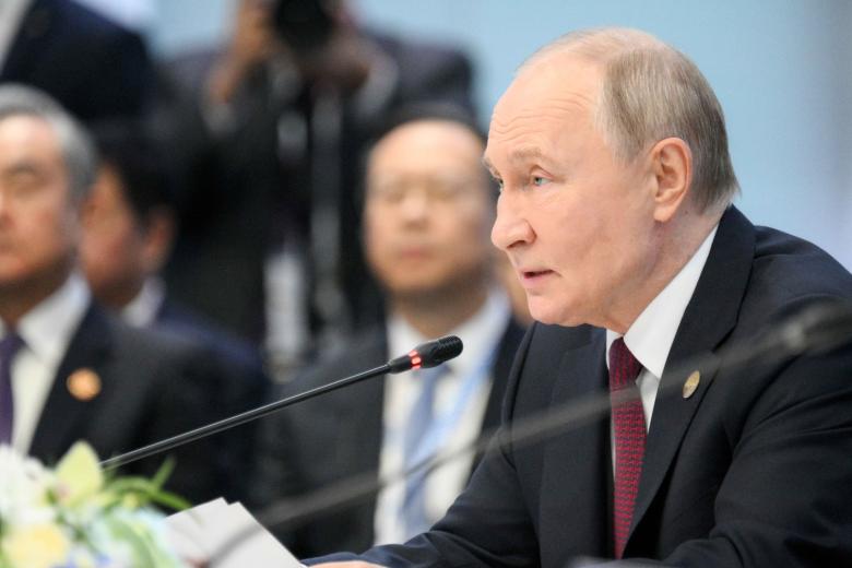 Владимир Путин во время встречи с лидерами БРИКС в узком составе в рамках XVI саммита БРИКС в Казани