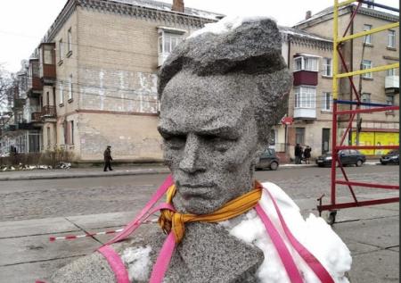 На Украине демонтировали памятник Островскому