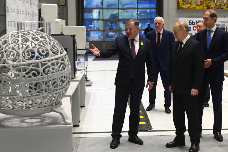 Президент РФ Владимир Путин во время посещения АО «Северо-западный региональный центр концерна ВКО «Алмаз-Антей» — Обуховский завод