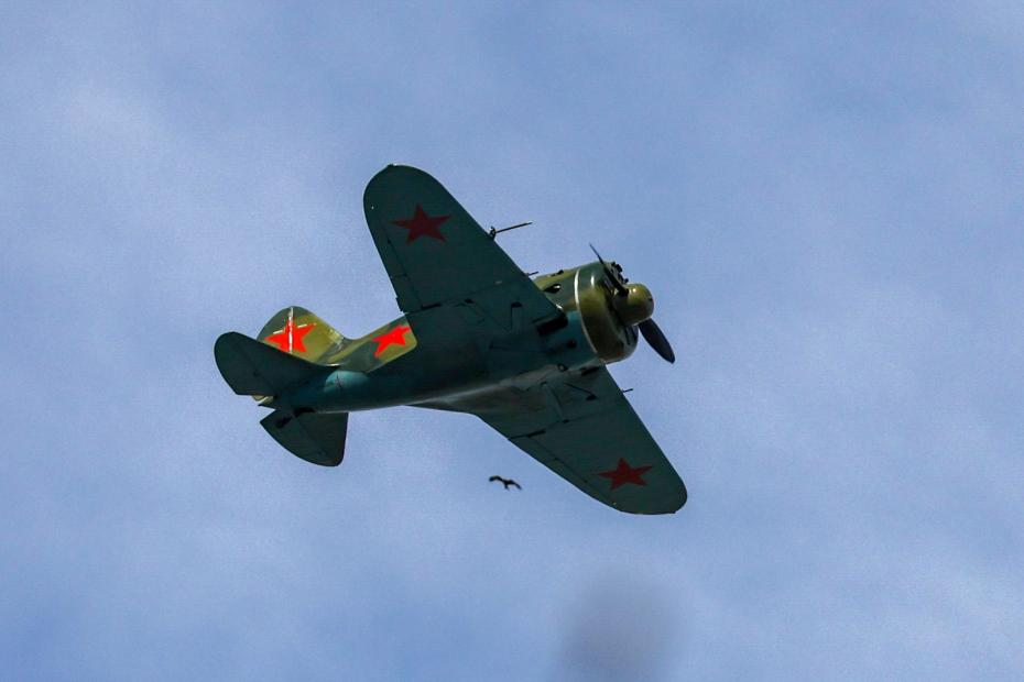 Восстановленный советский боевой истребитель И-16 в воздухе