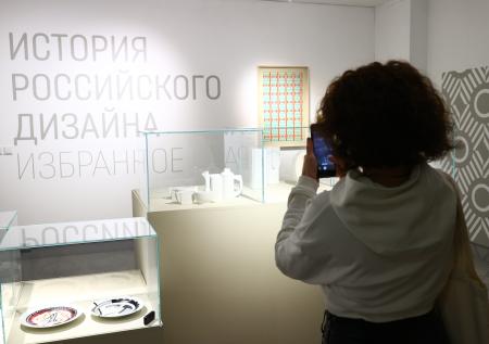 Агитационный фарфор и пальто из одеял: история российского дизайна в фото