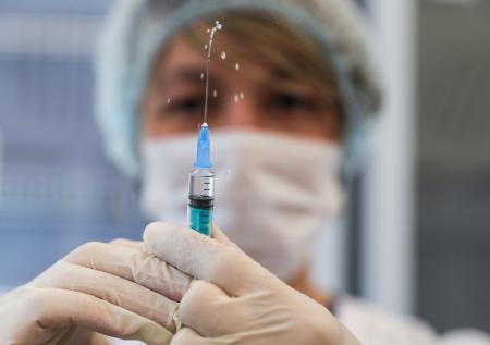 Ревакцинацию от COVID-19 внесли в календарь прививок по эпидпоказаниям
