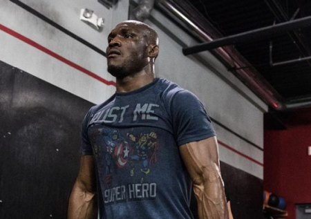 Усман нокаутировал Бёрнса и сохранил титул UFC