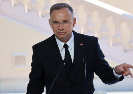 Польский президент потерял часть среднего пальца