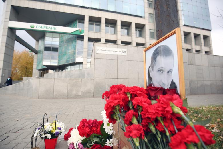 Мемориал рядом с местом гибели в Волгограде Романа Гребенюка