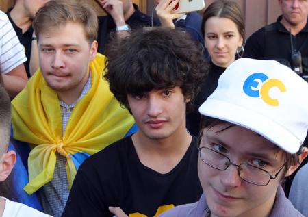«Сын Порошенко» вышел на сцену к Face под фразу о «русских в Лондоне»