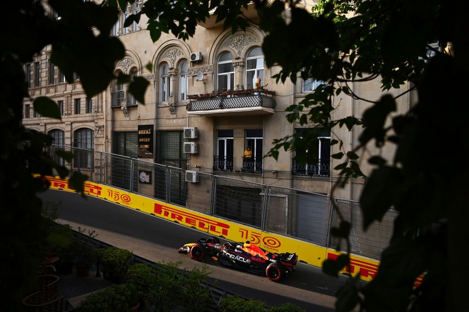 Макс Ферстаппен за рулем Oracle Red Bull Racing RB18 на трассе во время квалификации перед Гран-при Азербайджана F1 на трассе Baku City Circuit