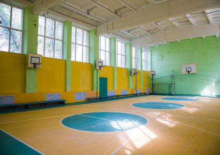 Сторожа спортшколы из Новосибирской области уволили после травмы ребенка