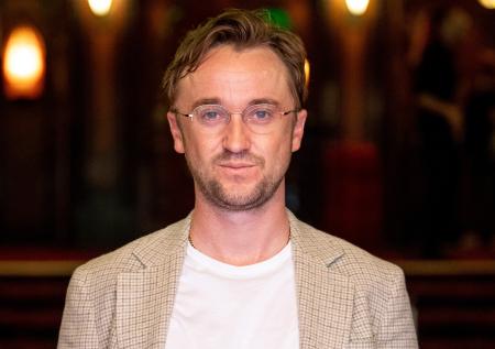 Актёр из «Гарри Поттера» поблагодарил фанатов, сыграв для них на гитаре