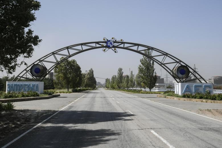 Стела при въезде на территорию Запорожской АЭС