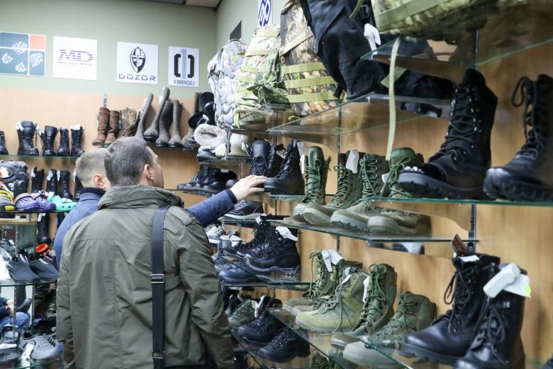 Покупатели в военторге «Эра стратега» в торговом комплексе «Савеловский»
