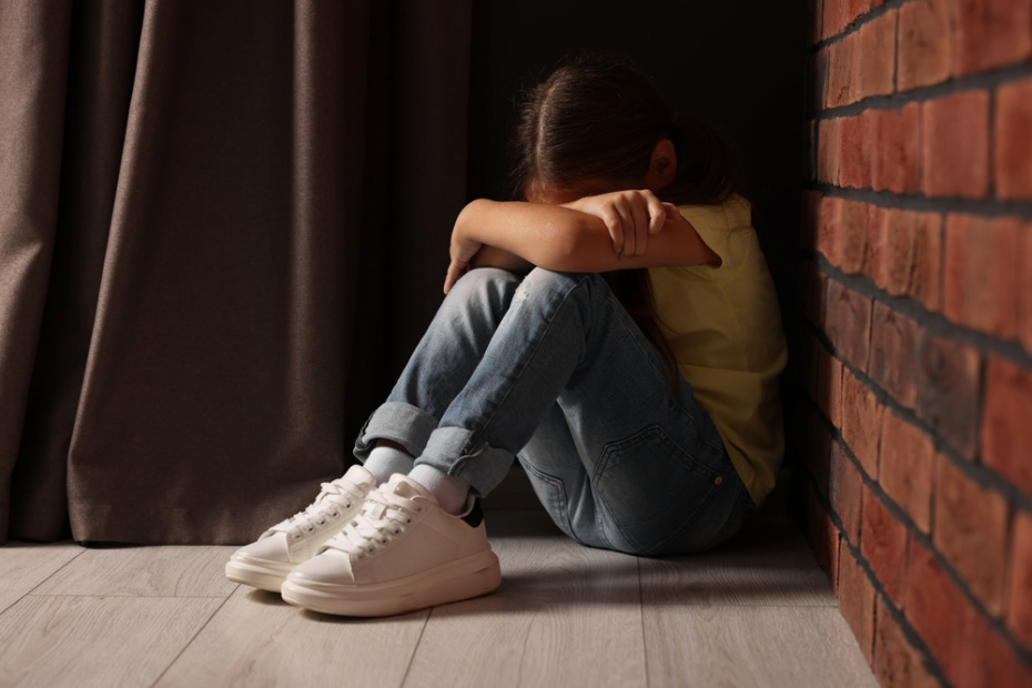Мигрант год насиловал 11-летнюю за спиной у любовницы: знала ли мать?