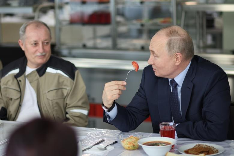 Президент РФ Владимир Путин во время встречи с сотрудниками тепличного комплекса ООО «Солнечный дар»