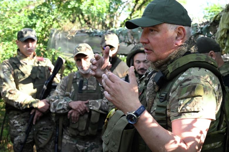 Начальник Военно-технического центра «Царские волки» Дмитрий Рогозин произносит речь перед вручением медалей бойцам добровольческого батальона 503, 2023 год