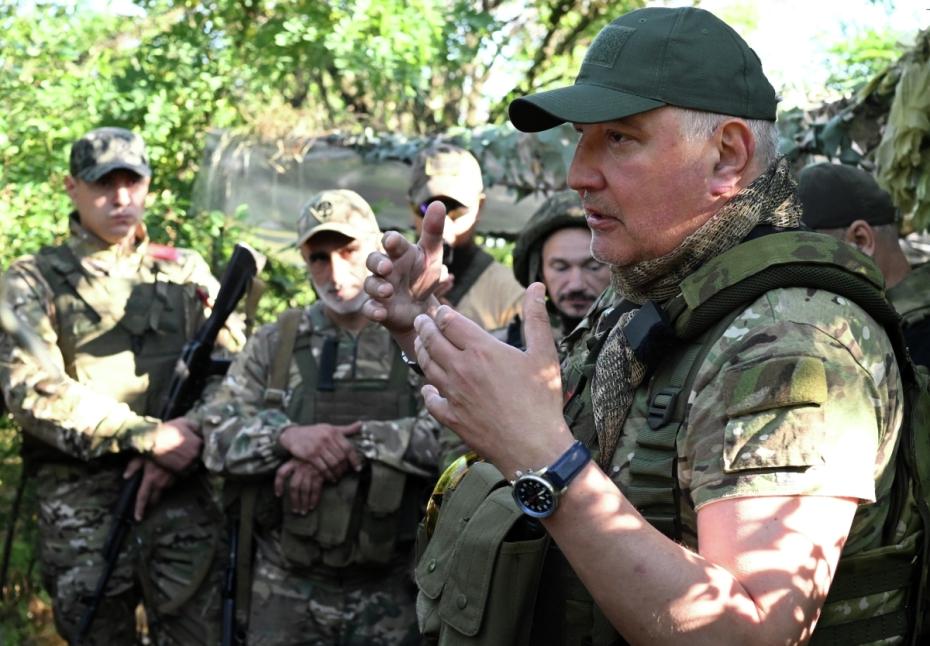 Начальник Военно-технического центра «Царские волки» Дмитрий Рогозин произносит речь перед вручением медалей бойцам добровольческого батальона 503, 2023 год