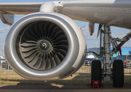 Авиакомпании предупредили о риске прекращения полётов SSJ 100 из-за санкций