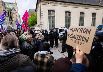 Макрона освистали во время поездки по стране