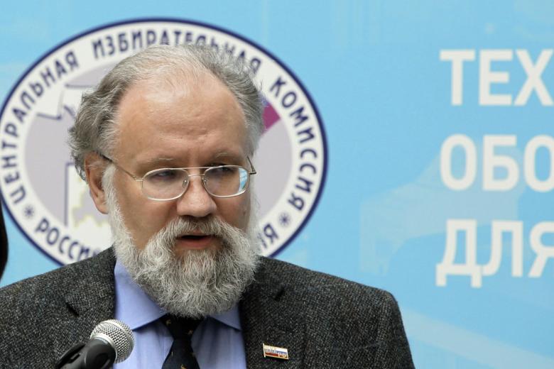 Владимир Чуров на открытии тематической выставки «Технологическое оборудование для выборов», 2009 год