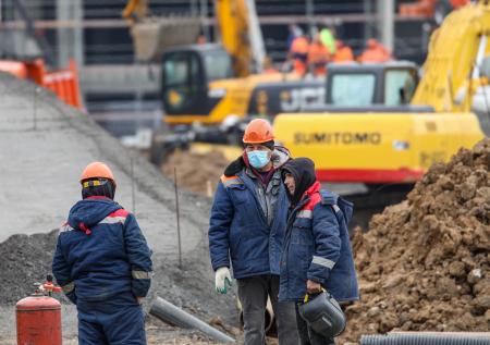 Бизнесмены придумали способ контроля над сотрудниками-мигрантами