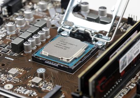 Intel заявил о приостановке работы в России