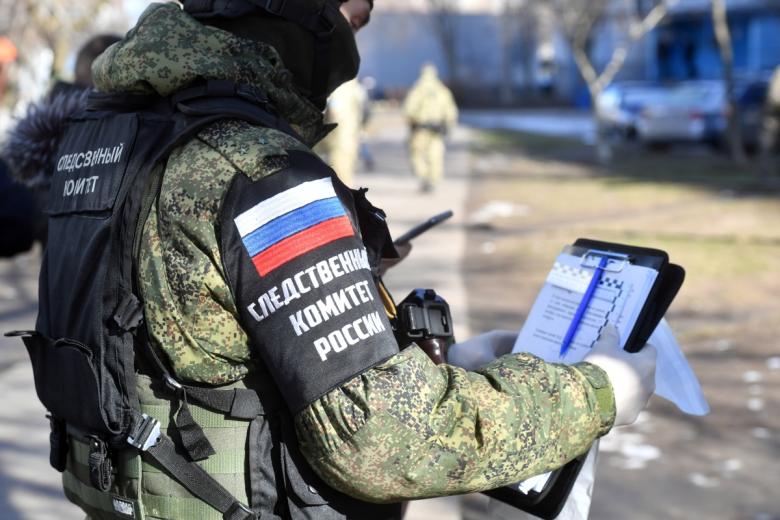 Сотрудник Следственного комитета РФ во дворе жилого дома в городе Энергодар Запорожской области