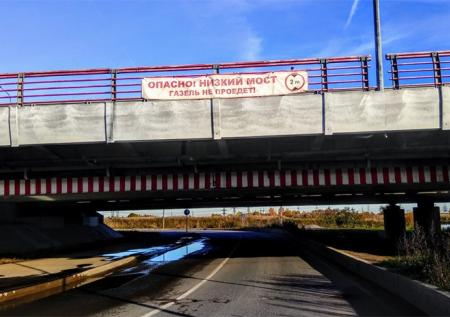 Первая в новом году «Газель» попала под «мост глупости»