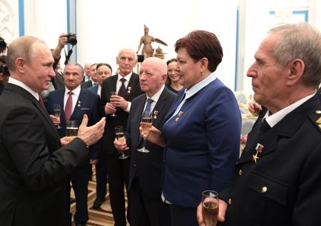 Путин вручил медали Героям Труда