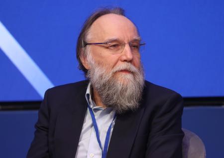 «Выбило табуретку»: Дугин заявил о двойном ударе по глобалистам 