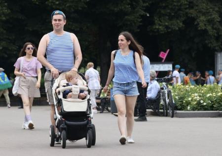 Молодым родителям предложили вручать подарки при рождении детей