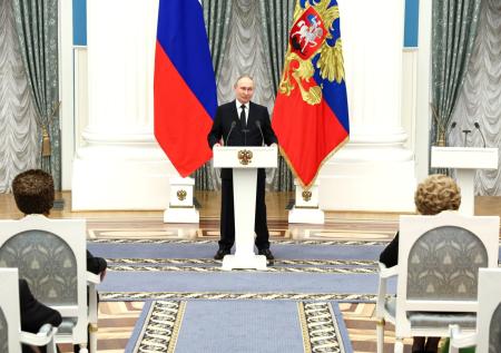 Путин поздравил сограждан с Днем России