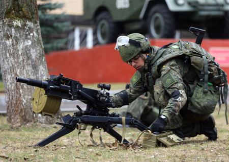 Курсанты военного училища в Москве показали упражнения с АГС