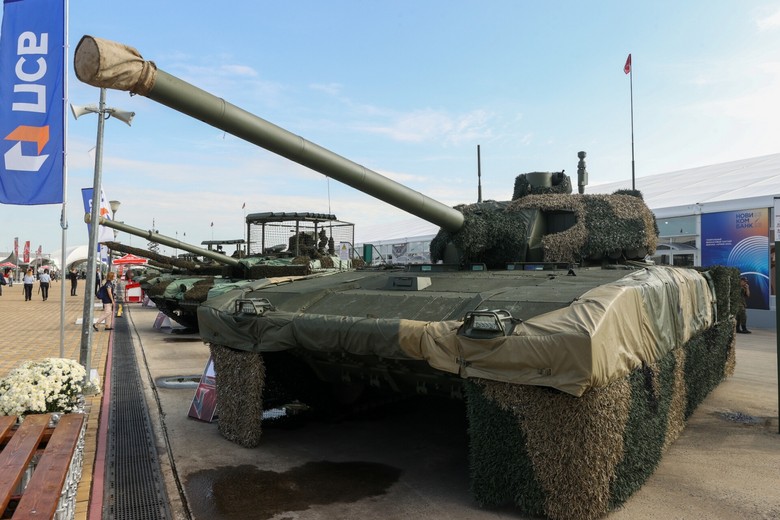 Танк Т-14 «Армата» с маскировочным комплектом «Накидка» на Международном военно-техническом форуме «АРМИЯ-2023»